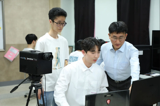 실습 지도 중인 김원진 교수(오른쪽 첫번째). 본인 제공